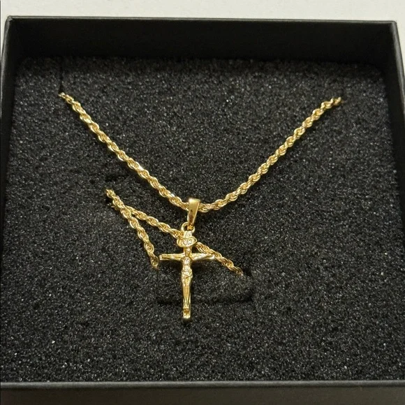 Elegant 925 sterling silver Gold Cross Pendant Necklace 18’ - Picture 13 of 13